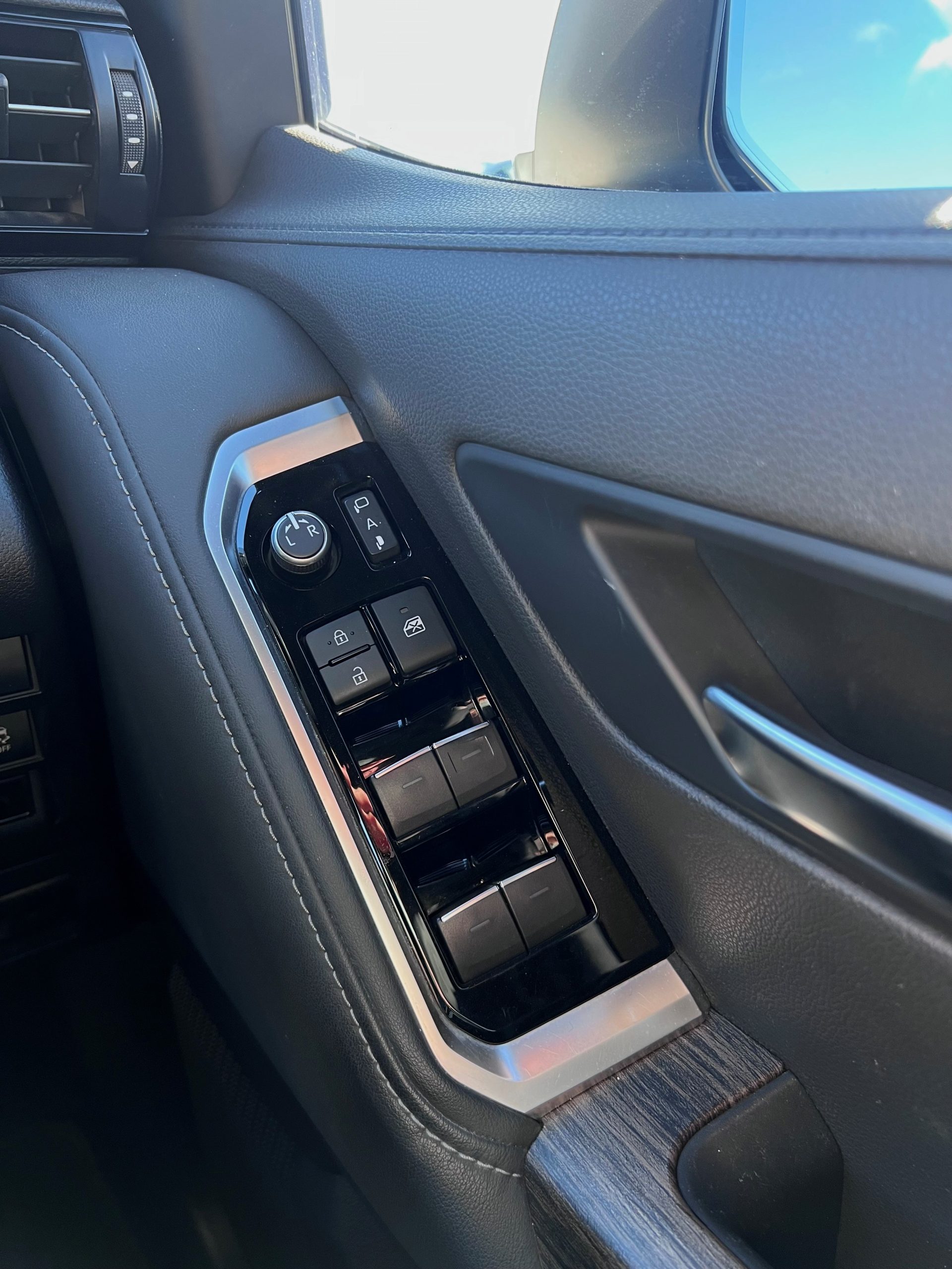 2022 Landcruiser 300 VX - Image 13
