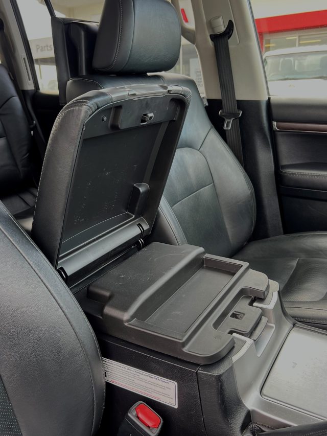 Landcruiser Wagon Sahara - Image 17